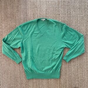 Peter Millar 100% Cashmere V Neck Sweater. Great condition. Size Large.